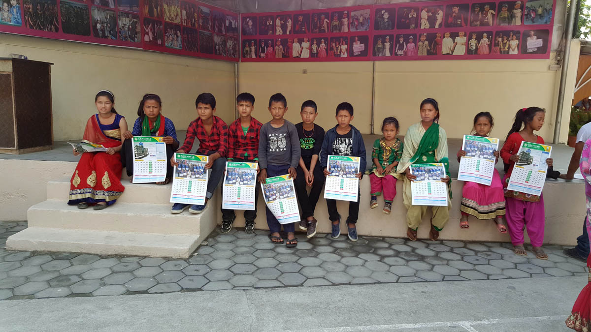 Enfants de Magarsalu, scolarisés à Kathmandou