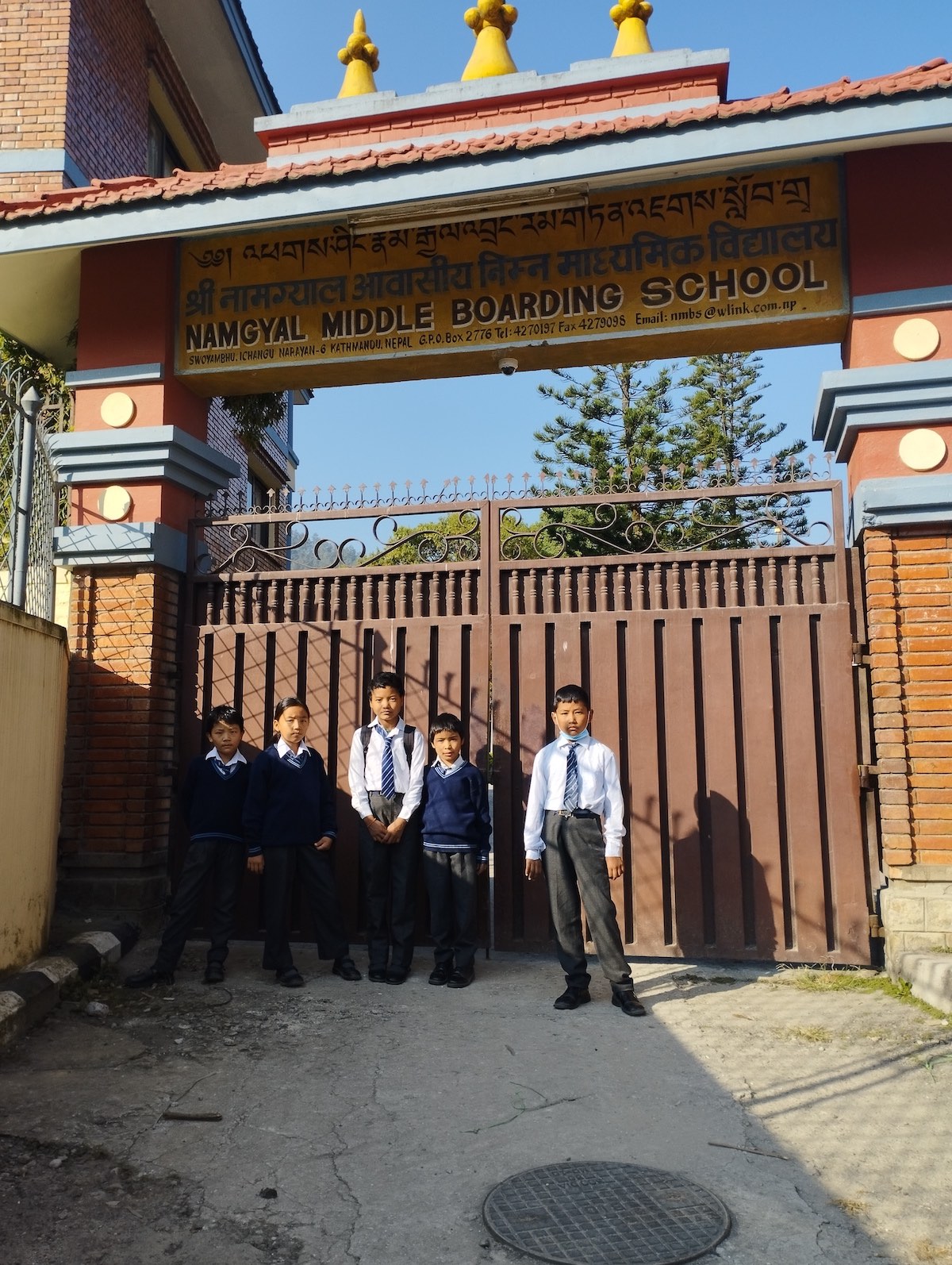 Enfants de Samdo devant la Namgyal School 2022
